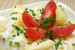 Kartoffelsalat med creme fraiche og purløg